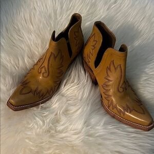 Ariat Light mustard yellow brown Leather Booties.